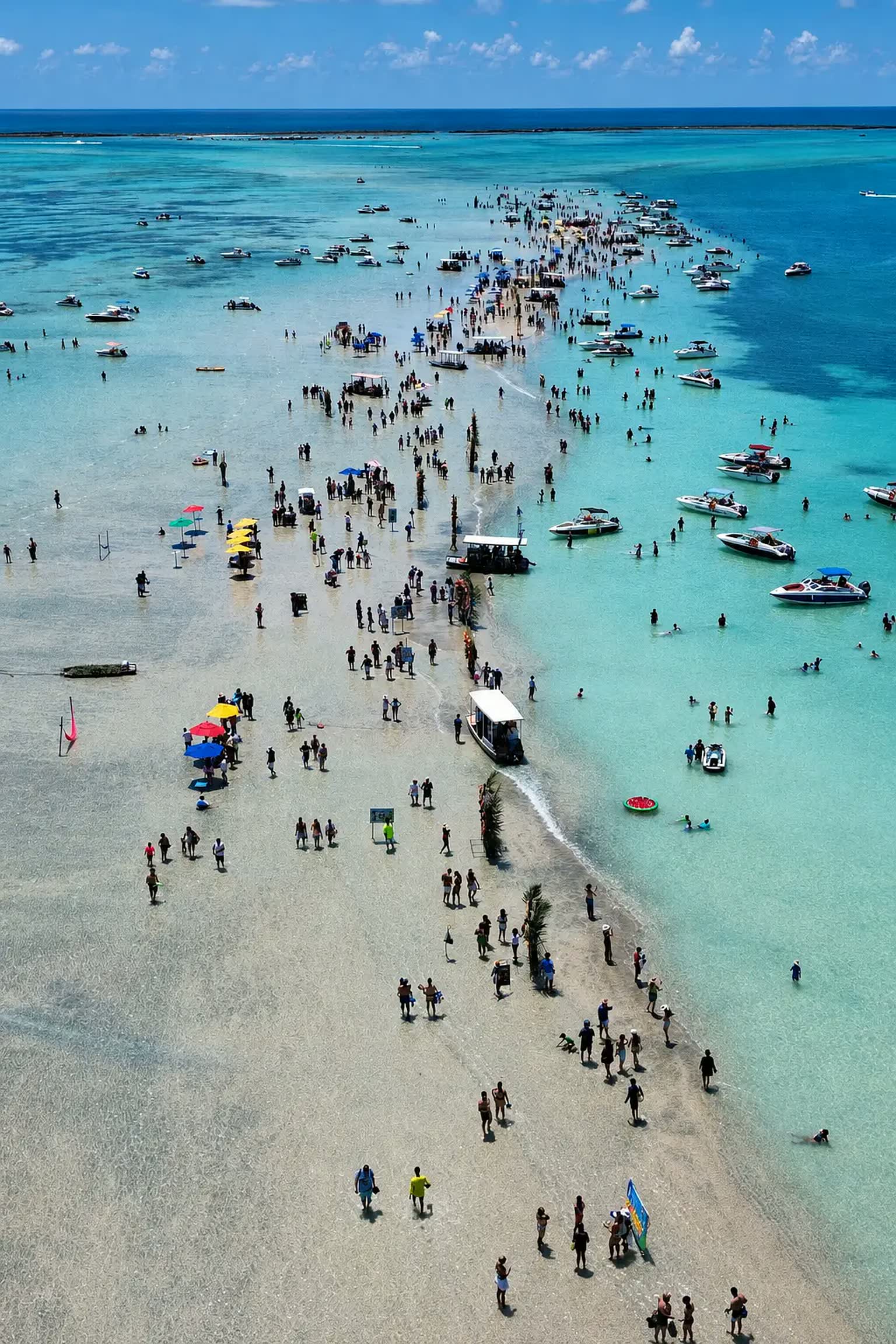 Recifes e piscinas naturais de Maragogi, em Alagoas, vistos de cima