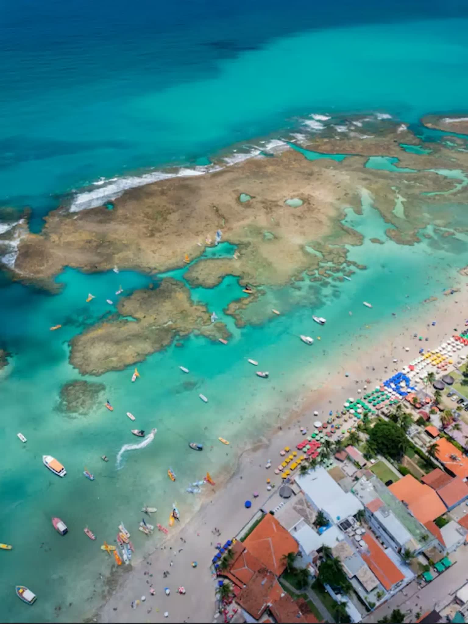 Piscinas naturais de Porto de Galinhas, em Pernambuco, vistas de cima